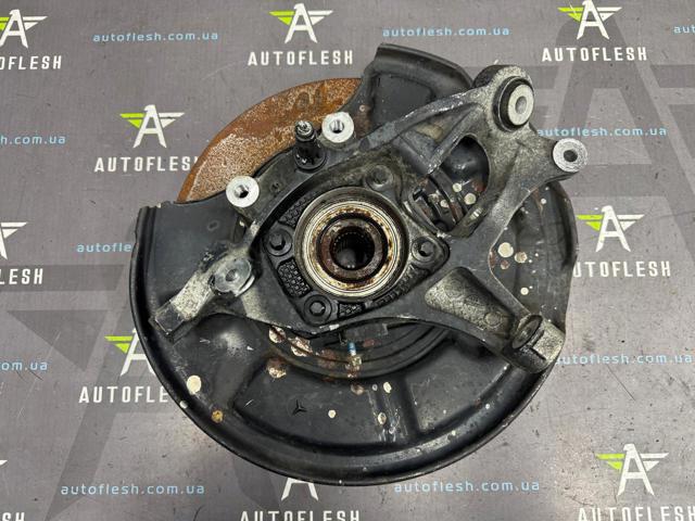 Кулак поворотний правий A2113508408 MERCEDES