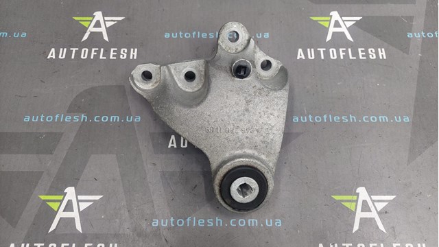 Подушка (опора) двигуна, права верхня A2462401109 MERCEDES