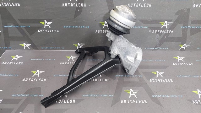 Кронштейн подушки (опори) двигуна, лівої A6112230704 MERCEDES