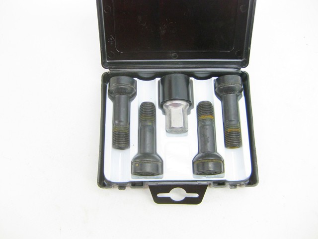 Болти до колеса A0019901707 MERCEDES