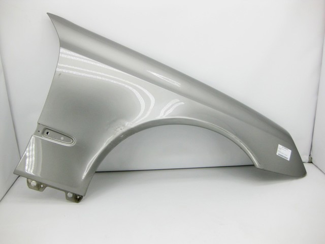 Переднє праве крило A2118800818 MERCEDES