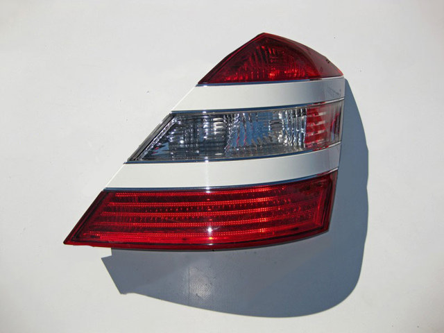Задній правий стоп A2218200466 MERCEDES