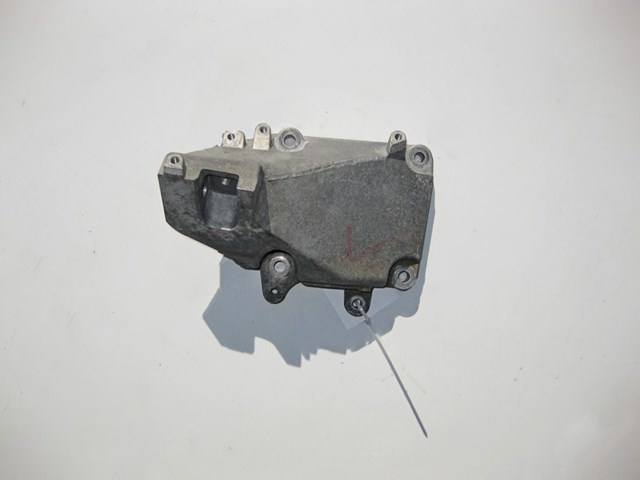 Кронштейн подушки (опори) двигуна, правої A2782234804 MERCEDES