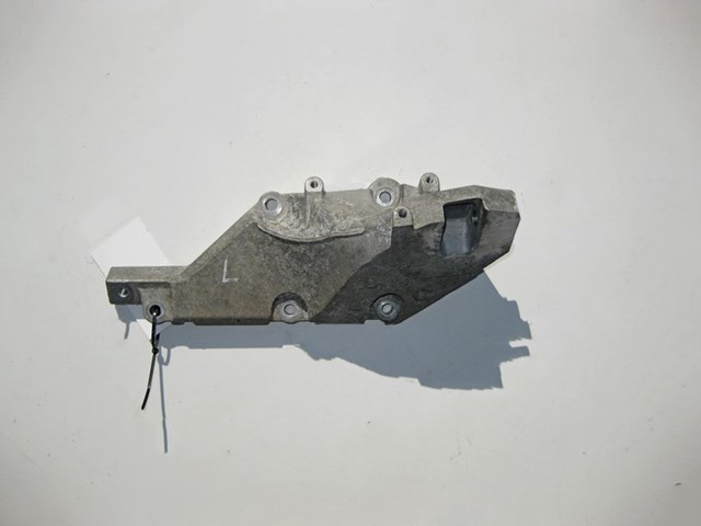 Кронштейн подушки (опори) двигуна, лівої A2782236704 MERCEDES