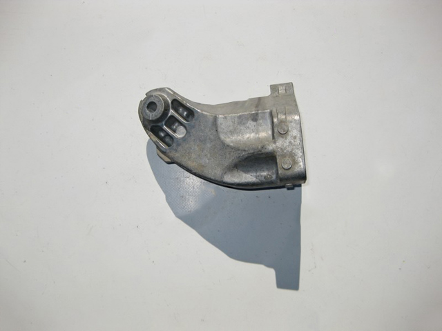 Кронштейн подушки (опори) двигуна, лівої A6422233304 MERCEDES