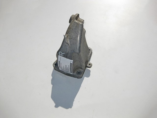 Кронштейн подушки (опори) двигуна, правої A6422236404 MERCEDES