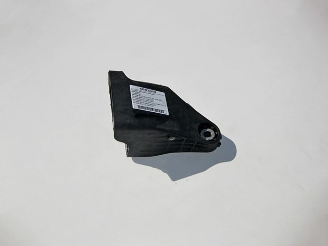 Кронштейн подушки (опори) двигуна, правої A6542230100 MERCEDES