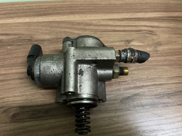 Насос паливний високого тиску Volkswagen Golf V