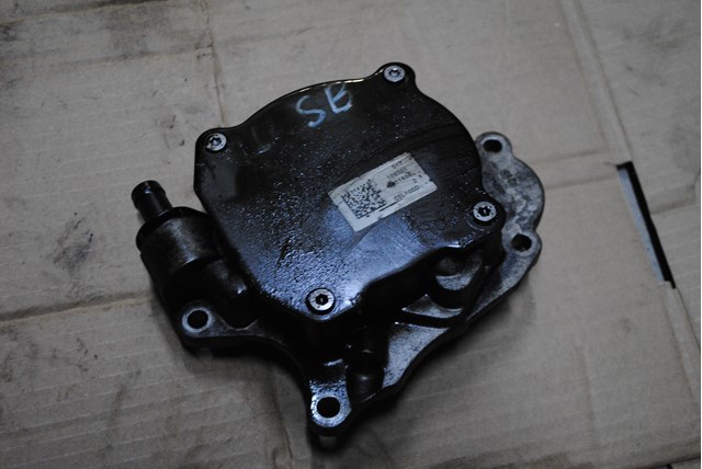 Насос вакуумний 03L100D VAG