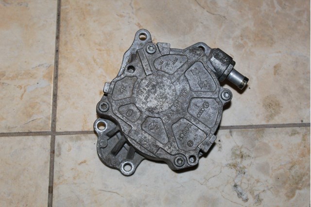 Насос вакуумний 03L145100G VAG