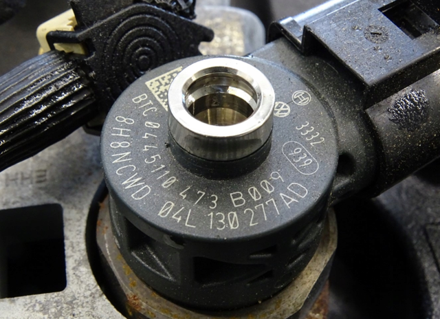 Форсунка дизельна в зборі, розпилювач + тримач 04L130277AD VAG