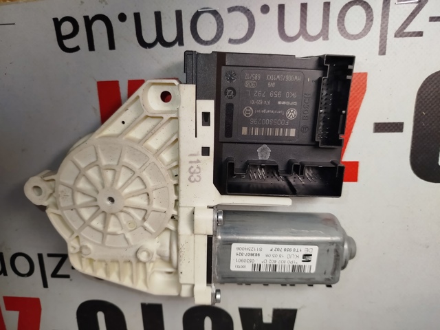 Двигун склопідіймача двері передньої, правої 1K0959792L VAG