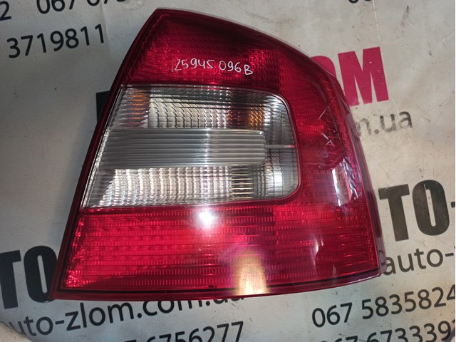 Задній правий стоп Skoda Octavia 2 A5