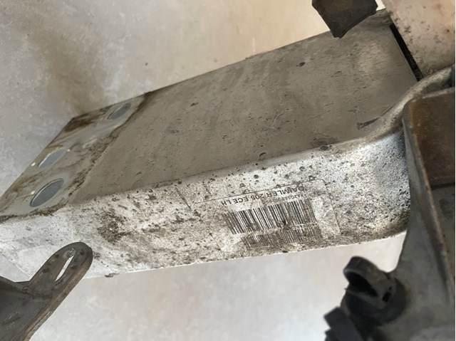 Кронштейн підсилювача переднього бампера 2056200395 MERCEDES