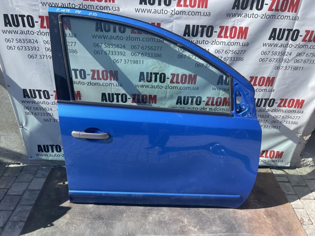 Пасажирські передні двері H01009U0M0 NISSAN