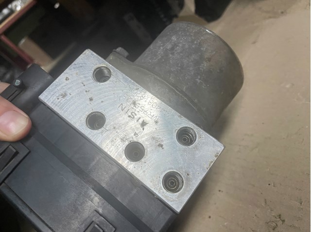 Гідроагрегат антиблокувальної системи MR955425 MITSUBISHI