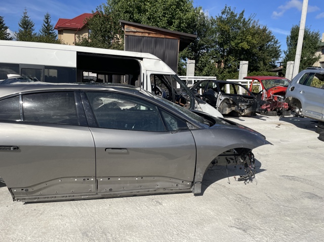 Пасажирські передні двері T4K1541 JAGUAR