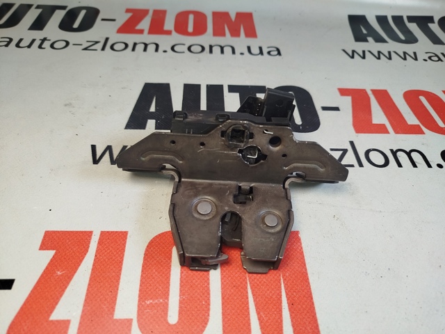 Замок дверей багажника 13585478 GM