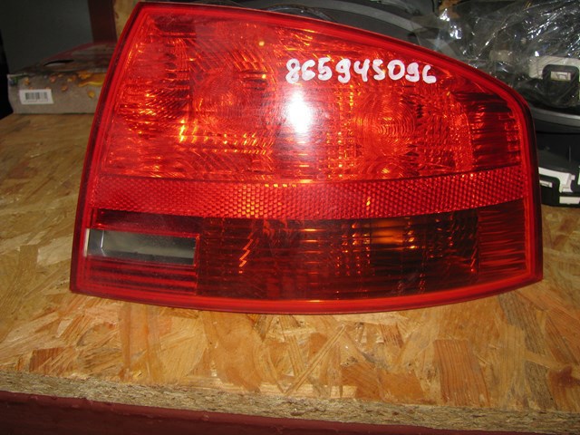 Фара задня права зовнішня 8E5945096 VAG