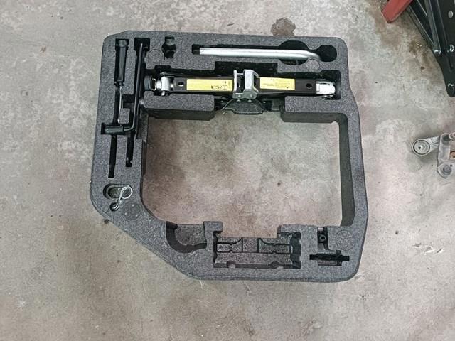 Скринька для інструментів 8T0012109A VAG