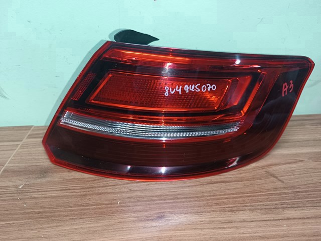Задній правий зовнішній ліхтар 8V4945070 VAG