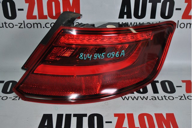 Задній правий зовнішній ліхтар 8V4945096A VAG