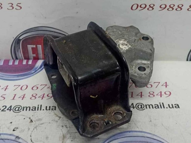 Подушка (опора) двигуна, права верхня 9636270080 PEUGEOT
