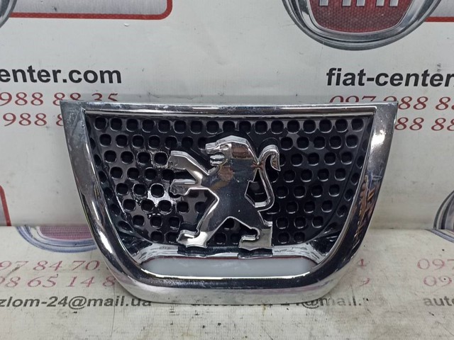 Емблема переднього бампера 9685973077 PEUGEOT