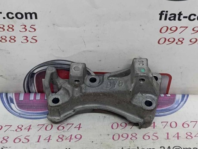Кронштейн подушки (опори) двигуна, правої 9688615780 PEUGEOT