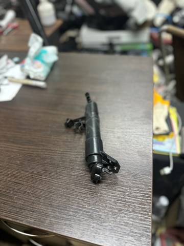 Тримач форсунки омивача фари, підйомний циліндр 1K6955978A VAG