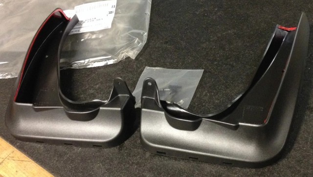 Бризковики передні 82162218983 BMW