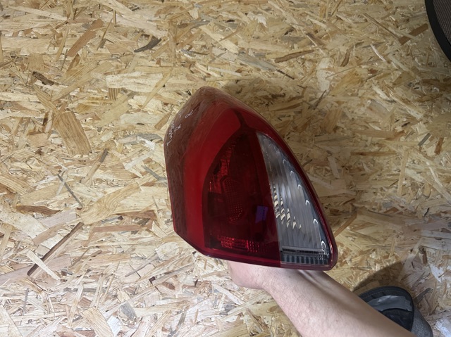 Фара задня права зовнішня 92402D7000 HYUNDAI