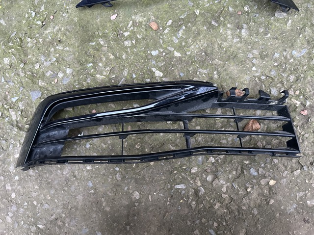Решітка переднього бампера, права 51117385278 BMW