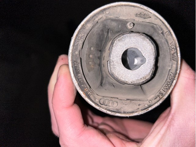 Сайлентблок нижній передньої підвіски 8K0407183F VAG