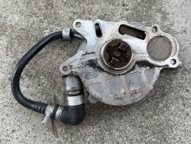 Насос вакуумний 03L145100 VAG
