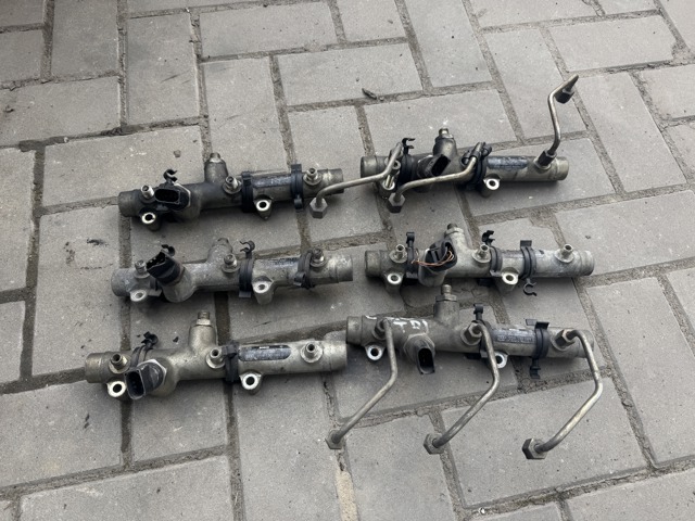 Розподільник палива (рампа), лівий 059130089D VAG