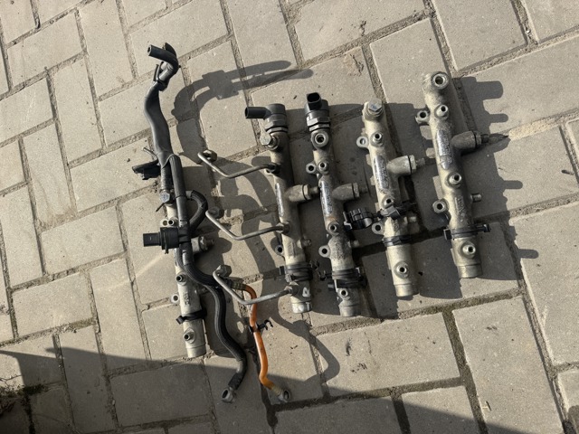 Розподільник палива (рампа), правий 059130090J VAG