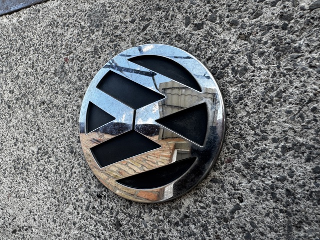 Фірмовий значок на кришку багажника Volkswagen Passat B6