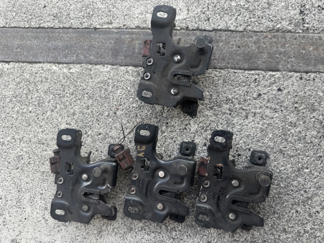 Замок кришки капота 4B0823509 VAG