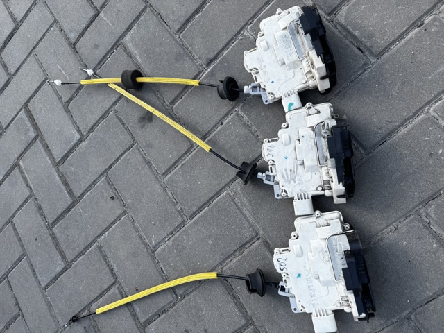 Замок задньої двері, лівої 4F0839015 VAG