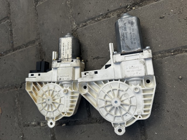 Моторчик склопідйомника двері задніх, лівих 4F0959801A VAG