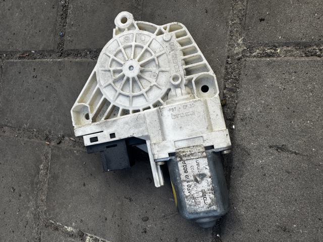 Моторчик склопідйомника двері задніх, правих 4F0959802A VAG