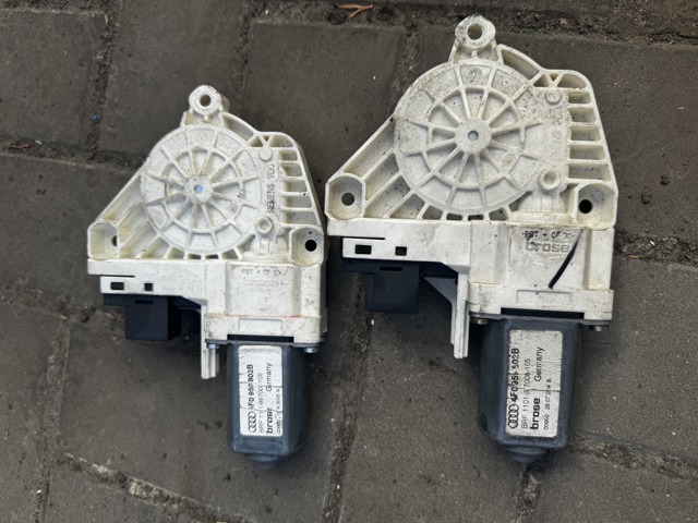 Двигун склопідіймача двері передньої, правої 4F0959802B VAG