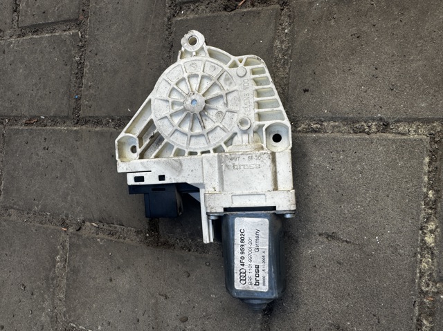 Моторчик склопідйомника двері задніх, правих 4F0959802C VAG