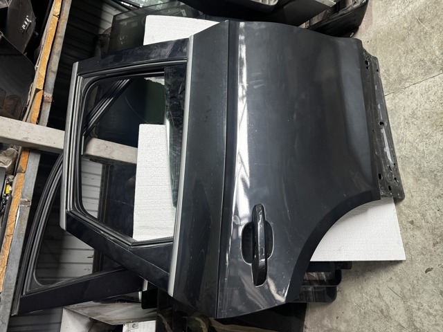 Двері задні в зборі 80A833052C VAG