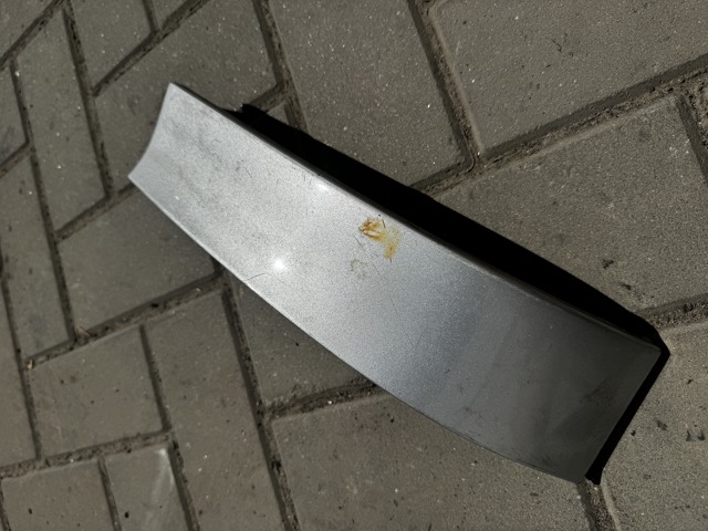 Накладка під задній ліхтар, правий 8L0807872A VAG