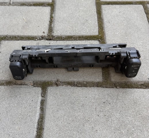 Кнопка включення аварійного сигналу Mercedes CLK