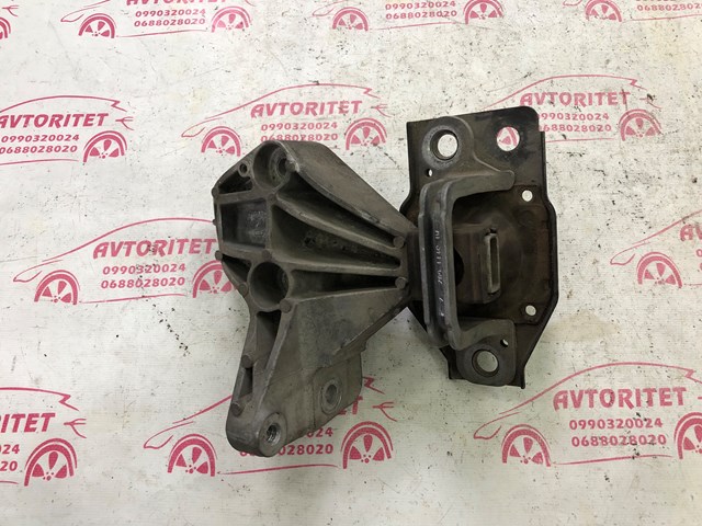 Подушка (опора) двигуна, передня 11210JD500 NISSAN