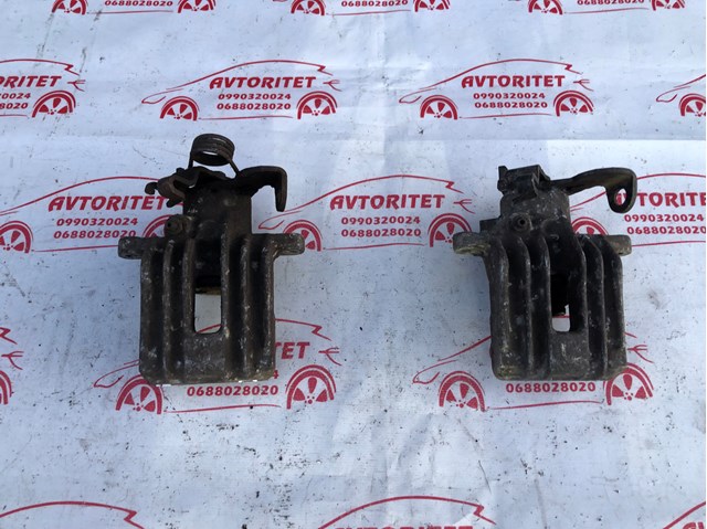 Задній гальмівний супорт лівий 8E0615423B VAG