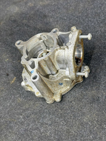 Насос вакуумний 06K145100CB VAG